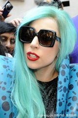 组图：Lady Gaga彩排亲力亲为 自行上下爬钢架