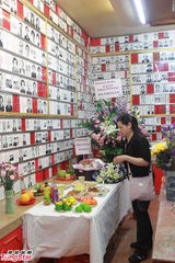 组图：梅艳芳49岁冥寿粉丝拜祭 明年可能办十周年悼念会