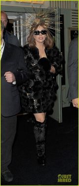 组图：Gaga乘金色马车亮相 别致头饰抢镜十足