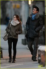 组图：艾玛与华裔男友现身街头 亲密相拥秀甜蜜