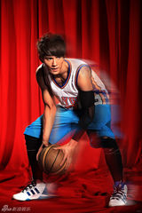 组图：徐正曦运动黑白大片  显露性感肌肉线条