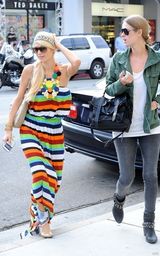 幻灯图集：帕丽斯-希尔顿姐妹为看世界杯购物