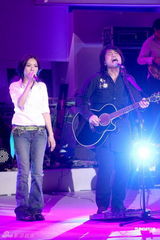 组图：万芳办演唱会庆出道20年 众好友站台助阵