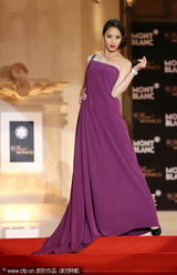 组图：白歆惠走秀摔跤出丑 弯腰提裙摆胸前险走光