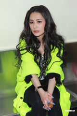 组图：《劲歌金曲》录影 阿娇(钟欣桐)出席郑欣宜落泪