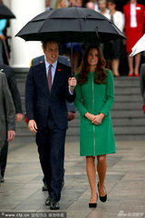 组图：威廉王子与凯特王妃甜蜜出访大秀恩爱