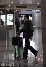 组图：侯耀华机场候机忙购物 与店员闲聊有说有笑