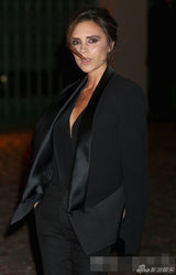 组图：小贝辣妹恩爱亮相时装周 化身史密斯夫妇