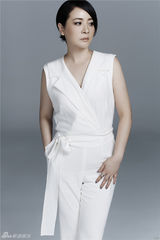 组图：陈小艺时尚纯色写真 白衣长裤展知性美