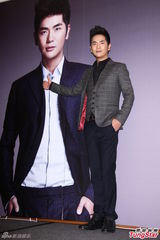 组图：张晓龙赴台记者会媒体挤爆 闭口不谈绯闻