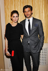 组图：纽约名媛奥利维亚-巴勒莫黑色连身装亮相