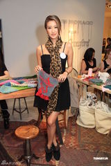 组图：谢婷婷做慈善学编织 挺张柏芝非票房毒药