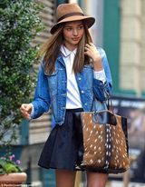 组图：米兰达-可儿街拍秀美腿 牛仔外套简约清新