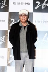 高清组图：韩片《26年》试映 任瑟雍架拐出席