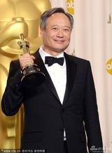 组图：奥斯卡后台－李安获最佳导演亲吻奖杯