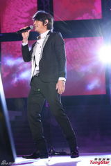 组图：黄品源帅气飙吉他 年近半百秀肌肉