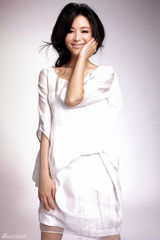 高清图：张静初赴港拍时尚大片 举手投足显百变魅力