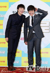 组图：《白专家》试映 尹施允吕珍九笑容暖心