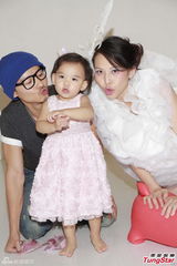 组图：蔡少芬挺大肚拍全家福 与爱女玩亲亲