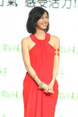 组图：孙燕姿红色长裙代言 分享活力无限秘诀