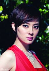 组图：孙俪红衣缤纷贺新年 林间写真登开年封面