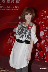 组图：梁安琪不问何超云恋情 否认赌王赠送近亿股份