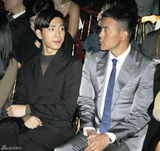 组图：井柏然廖凡同台看秀 兄弟见面相聊甚欢