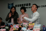 组图：徐濠萦素颜现身香港报业评议会 陈奕迅递交投诉书