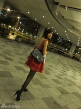 幻灯图：张茆红色裙装迎新年 称自己不是坏孩子