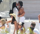 组图：F1太子女海滩办婚礼 与未婚夫水中激吻