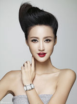 组图：张歆艺登杂志封面 复古风大玩红唇诱惑