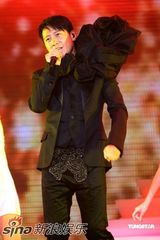 高清组图：黎明演唱会变换多套华服 乐基儿捧场观看