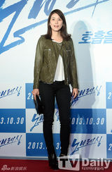 组图：金宇彬捧场李钟硕新片 少时等站台