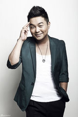 组图：张羽阳光型男写真 气质俊朗酷劲十足