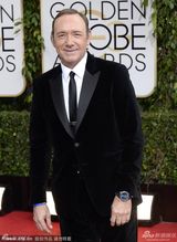 高清图：《纸牌屋》凯文-史派西亮相金球奖红毯