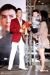 幻灯图：甄子丹台北宣传《叶问2》 展现温情一面