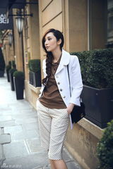 组图：吴佩慈巴黎时尚街拍 街头随性清新简约