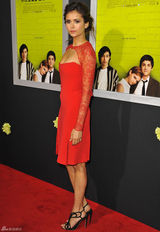 组图：妮娜-杜波夫性感红裙美艳亮相