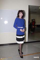 组图：郑裕玲优雅蓝裙现身为《财智达人2》录影