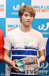 组图：CNBLUE出席粉丝会 运动装上阵帅气不减