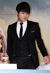 组图：JYJ成员俊秀演音乐剧 穿正装帅气亮相宣传