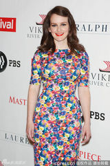 组图：《唐顿庄园》大小姐干练亮相笑意盈盈