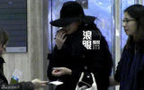 组图：林志玲黑衣黑帽素颜离京 一路狂抹润肤霜
