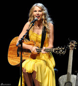 高清组图：泰勒-斯威夫特开唱 黄色吊带裙性感