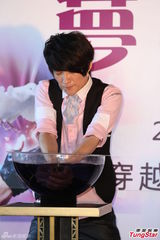 组图：李佳峰大展魔术秀 瞬间移动穿越冬山河