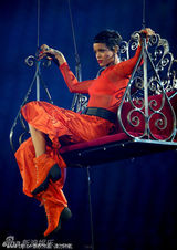 组图：蕾哈娜携手酷玩献唱残奥 透视装秀内衣