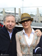 组图：杨紫琼与外籍未婚夫看耐力赛 被搂秀恩爱