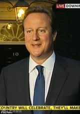 女王看望凯特王妃 传统仪式宣告王室新成员降生