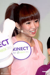 组图：郭书瑶粉红小洋装现身 与小童星共体验电玩