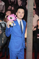 组图：金像奖红毯星光灿烂 众星持小新齐卖萌